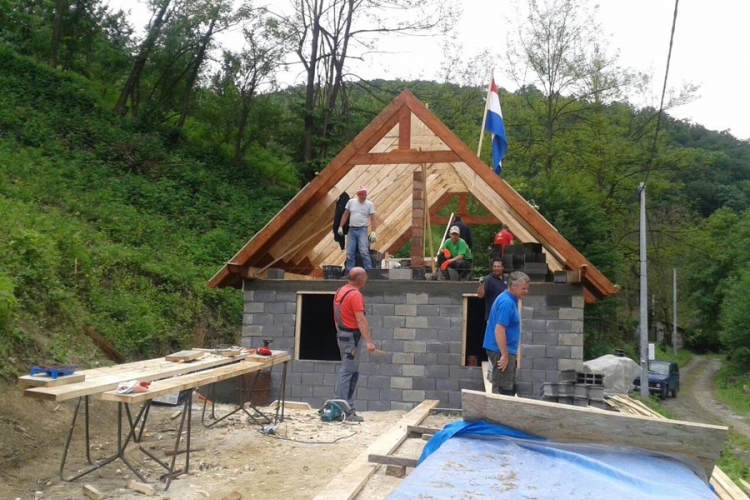 Humanitarci iz Holandije pomažu porodici Todić iz Donje Paležnice