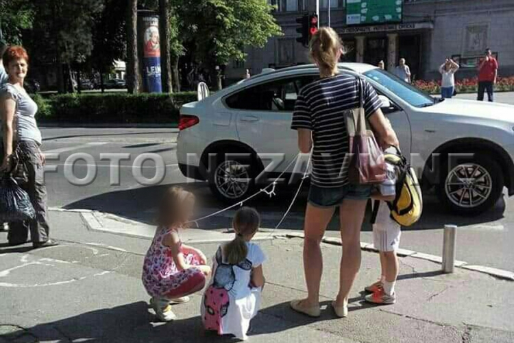 Banjaluka: Prošetala djecu na povocu?