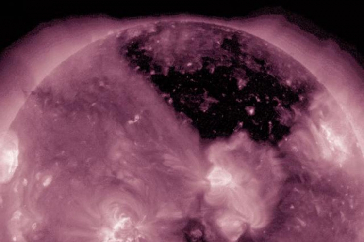 NASA snimila ogromnu "crnu rupu" na Suncu (VIDEO)