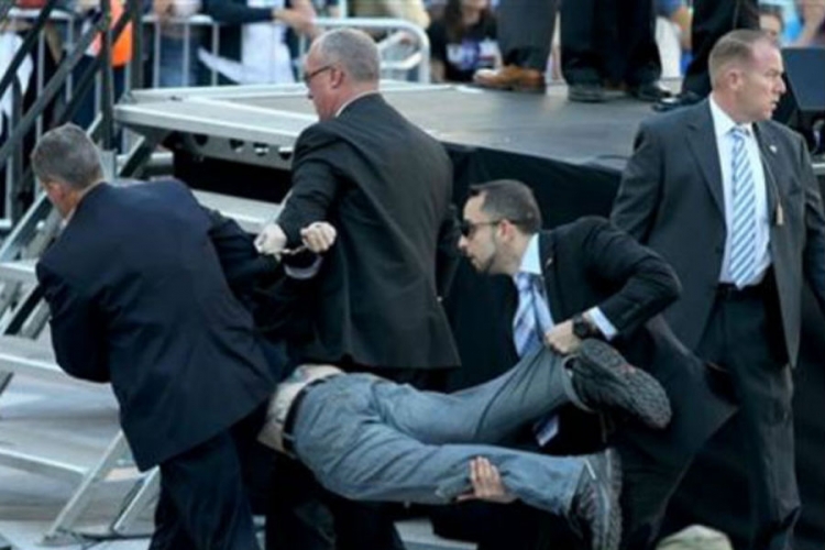 Aktivisti prekinuli govor Sandersa na skupu u Ouklandu (VIDEO)