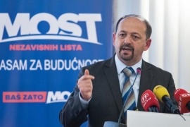 Tri poslanika Mosta napustila stranku zbog Petrova