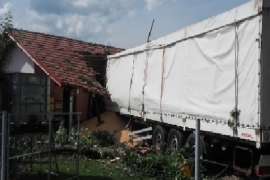 Vozač preminuo za volanom, šleper udario u kuću