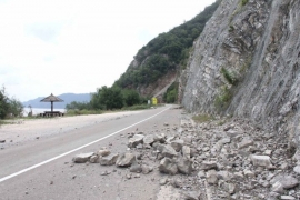 U BiH pretežno mokar ili vlažan kolovoz, povećana opasnost od odrona