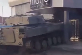 Tenkom razvalio svoj noćni klub (VIDEO)