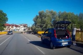 Banjaluka: Građanin istresao kesu u Vrbanju (FOTO, VIDEO)