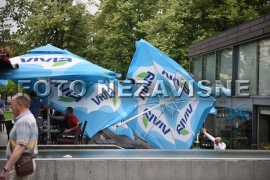Vjetar "uzdrmao" građane u centru Banjaluke (FOTO)