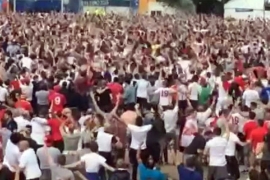 Englezi izazvali "pivsku kišu" u Lilu (VIDEO)