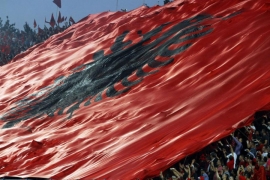 Izbodena dva navijača Liona koja su otela Albansku zastavu (VIDEO)