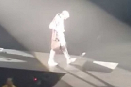 Džastin Biber propao kroz binu za vrijeme koncerta (VIDEO)