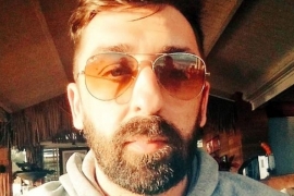 Ognjen Amidžić kroz lokve sa patikama u ruci (VIDEO)