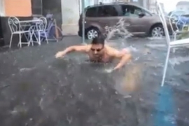 Skinuo se nasred ulice i pokazao kako se uživa u kiši (VIDEO)