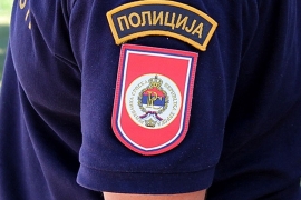 Novi napad na policiju RS: Prnjavorčanin policajcu poderao uniformu u ...