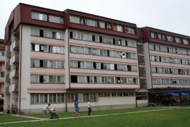 Za dlaku izbjegnuta tragedija u Banjaluci: Staklo sa prozora palo na ...
