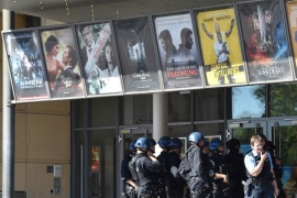 Napadač iz bioskopa imao granatu i pojas sa eksplozivom?