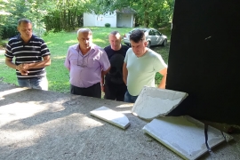 Sanski Most: Polupana spomen-ploča vojnicima ARBiH

