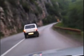 Snimljeno na putu Pale – Sarajevo: Pijan uzrokovao sudar (VIDEO)