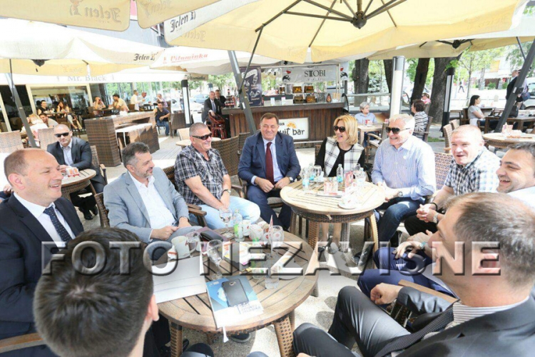 Vrh SNSD-a popio kafu sa ljutim političkim protivnikom (FOTO)