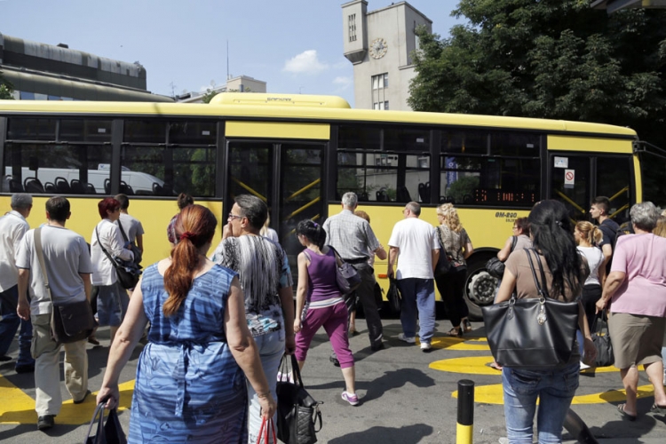 Starac naočigled putnika onanisao pred djevojčicom