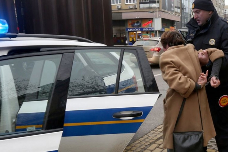 Starica istukla policajca u Bilicama