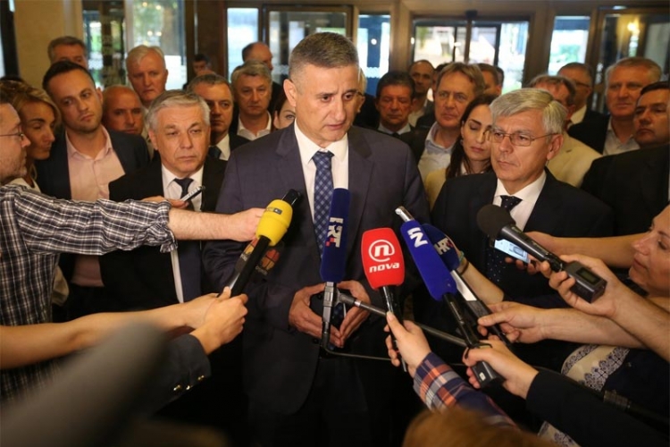 Karamarko: Orešković više ne uživa povjerenje HDZ-a, Petrov: Karamarko mora da ide