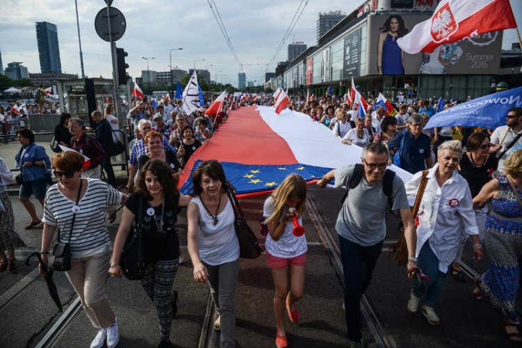 Desetine hiljada ljudi protiv vlade u Varšavi