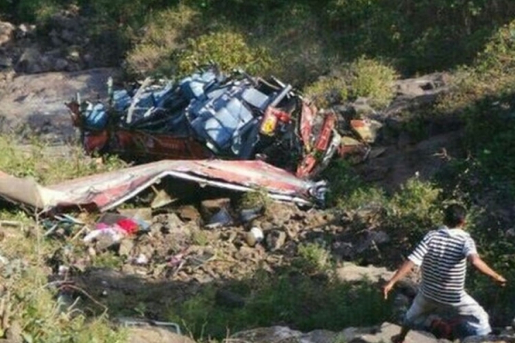 Indija: U sudaru autobusa i automobila 17 poginulih
