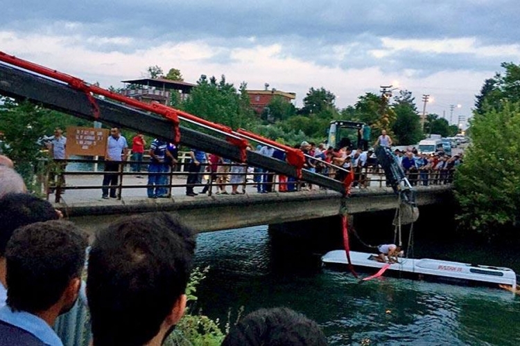 Turska: Autobus sa djecom pao u kanal, 14 poginulih