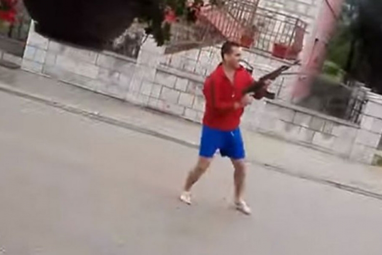 Rafalima iz Kalašnjikova slavio Noletov trijumf (VIDEO)