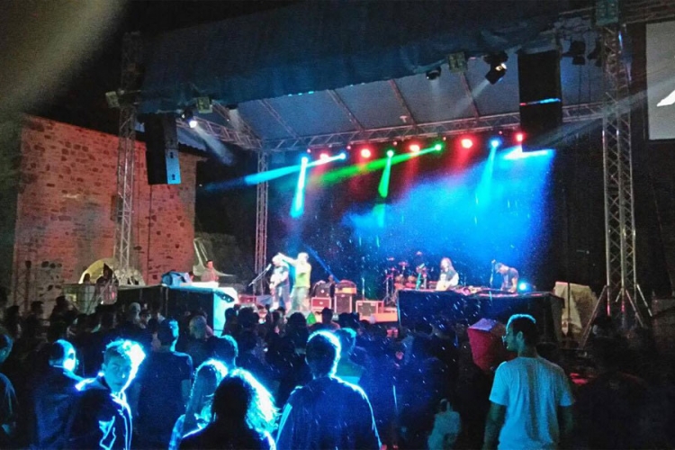 Banjaluka: Kiša i tri muzička žanra na Kastelu