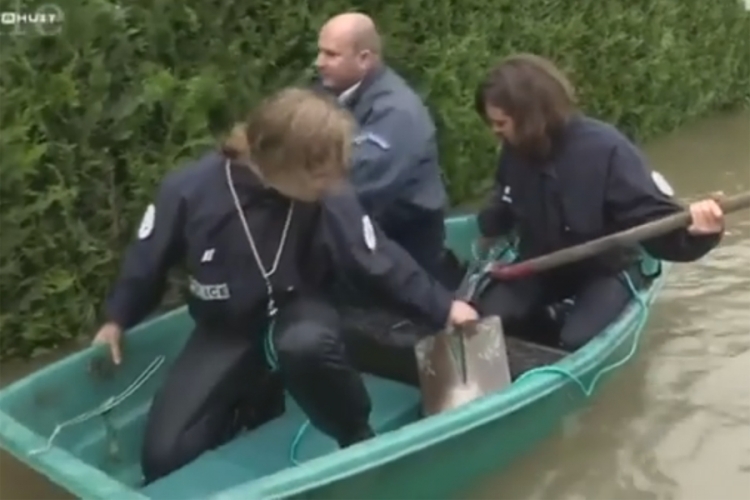 Francuska policija u borbi protiv poplava (VIDEO)