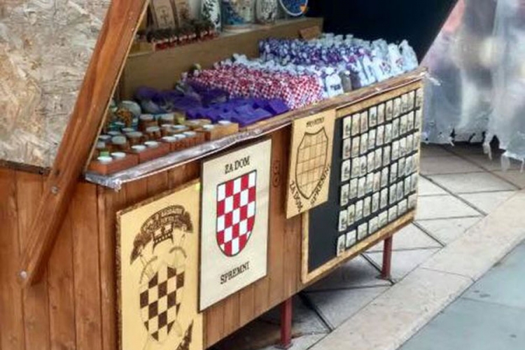U centru Splita štand sa suvenirima NDH

