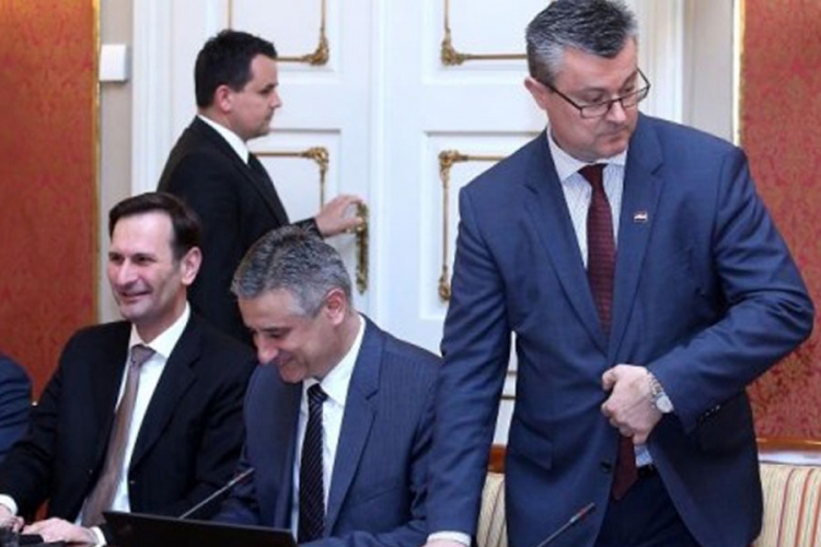 Hrvati iščekuju odluku - novi izbori ili ostanak vlade