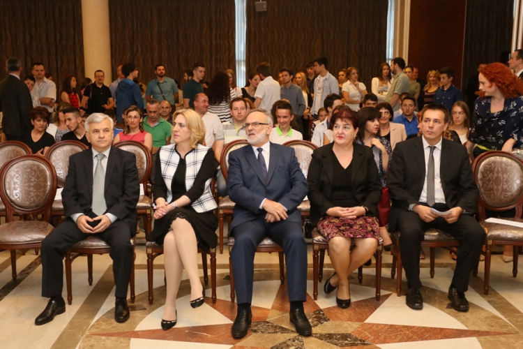 Prijem u Vladi RS za pobjednike takmičenja osnovnih i srednjih škola (FOTO)