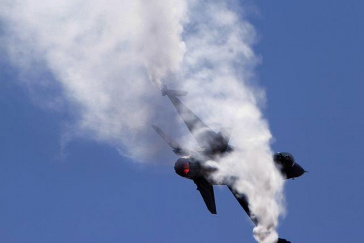 Avion pao na automobil, poginule tri osobe