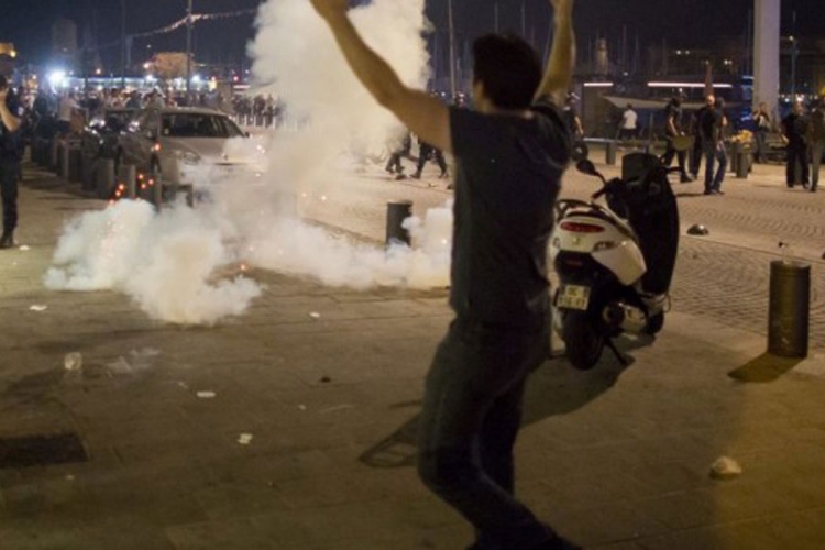 Počeo haos: Sukob engleskih navijača i lokalnih musliumana u Marseju (VIDEO, FOTO)