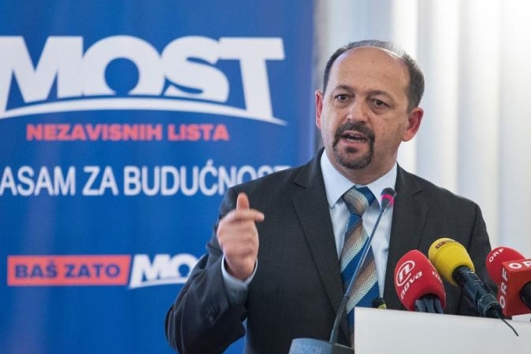 Tri poslanika Mosta napustila stranku zbog Petrova