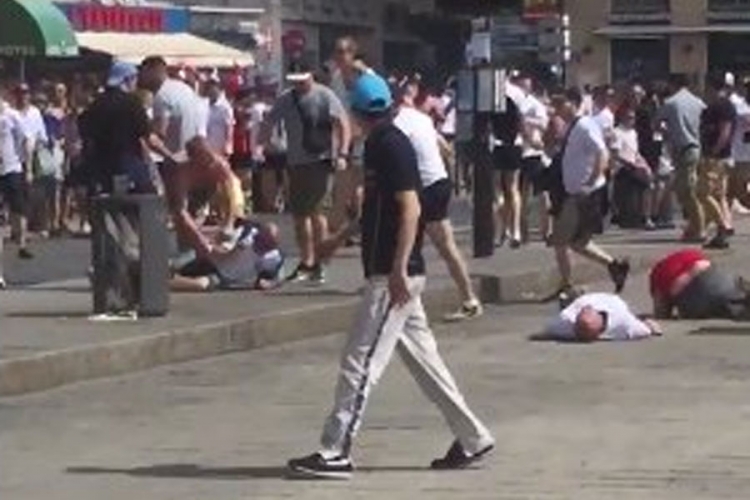 Užas u Marseju: Rusi se iživljavaju nad Engleskim navijačima (VIDEO)