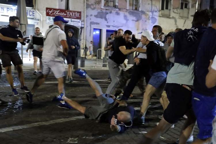 Marsej: Desetine navijača u bolnici, dvojica kritično (VIDEO)