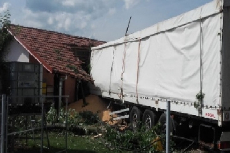 Vozač preminuo za volanom, šleper udario u kuću