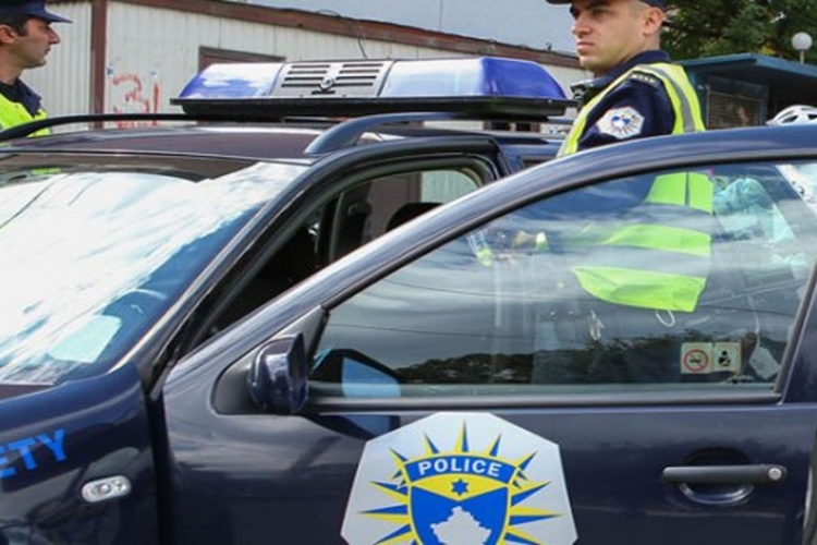 Kosovo: Bačena bomba na policijski automobil