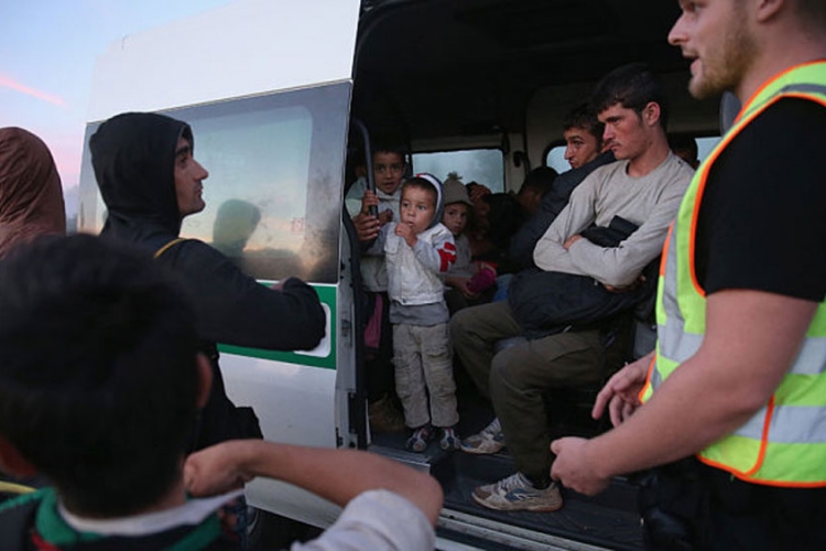 Na ulasku u Austriju u kombiju pronađeno 17 migranata