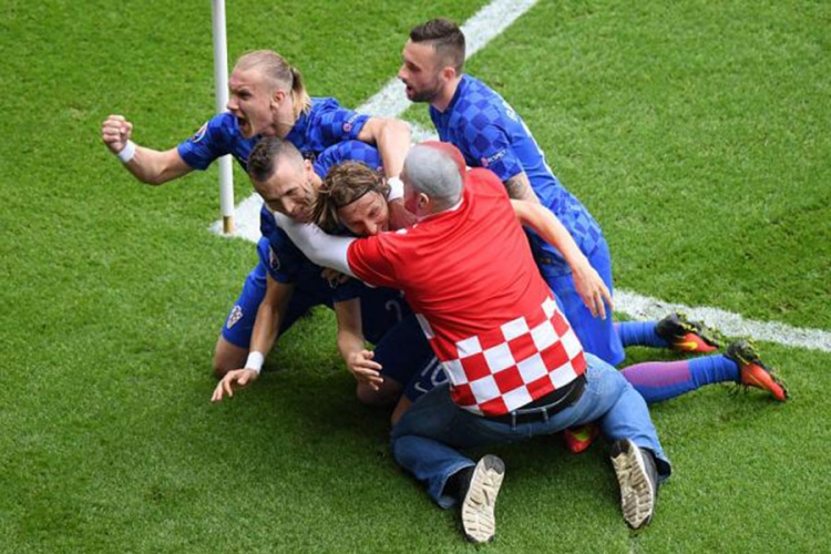 Da li ste vidjeli: Navijač na terenu izljubio Luku nakon gola (VIDEO)