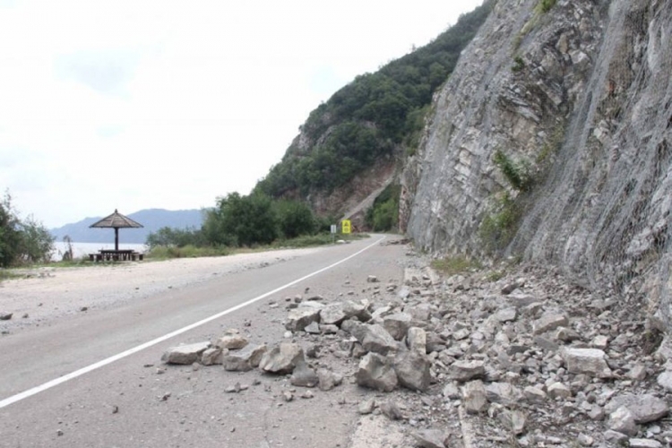 U BiH pretežno mokar ili vlažan kolovoz, povećana opasnost od odrona