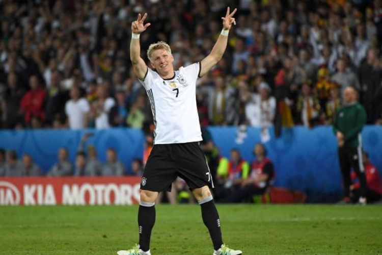 Švajni proslavio gol sa tri prsta