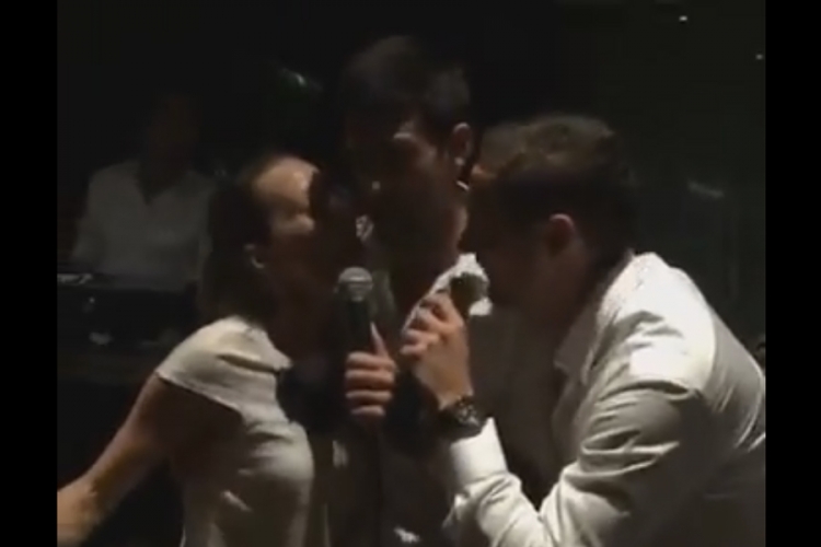 Nole pjesmom oduševio fanove (VIDEO)