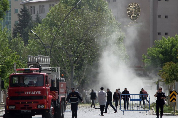 Turci ponovo na udaru: Eksplozija ispred suda