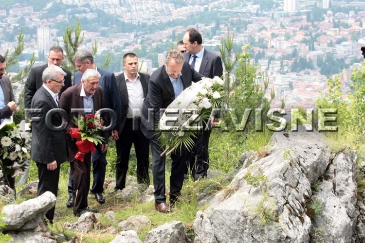 Izetbegović odao počast sarajevskim Srbima ubijenim na Kazanima (FOTO)