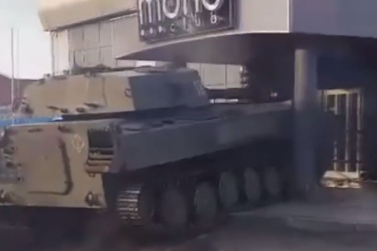 Tenkom razvalio svoj noćni klub (VIDEO)