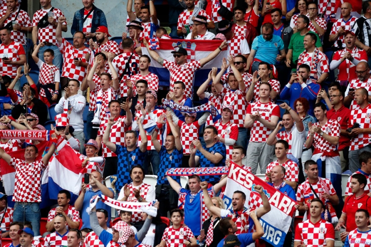 “Vatreni” uz Užičko kolo slavili pobjedu nad Turskom (VIDEO)