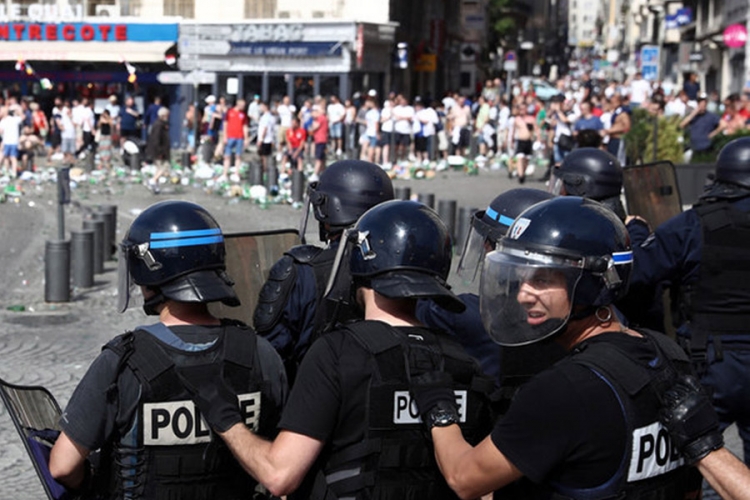 Britanci poslali svoju policiju u Lil i Lans